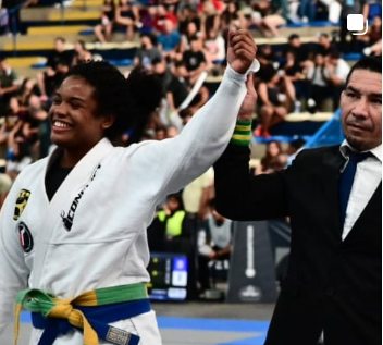 Atleta sendo declarada vencedora em competição