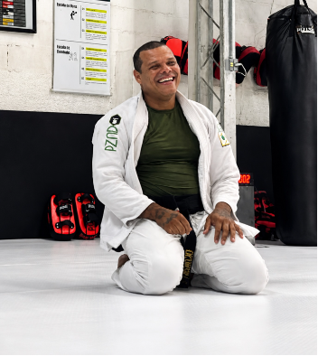 Rodrigo Tiburcio sorrindo no tatame