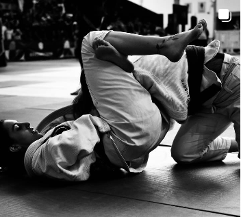 Treino técnico de Jiu-Jitsu em preto e branco