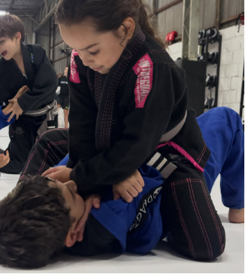 Treino de Jiu-Jitsu feminino no tatame